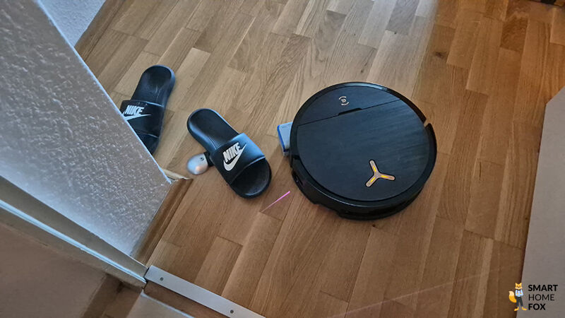 Seitenmsensor des DEEBOT X9 PRO OMNI tastet die Umgebung ab.